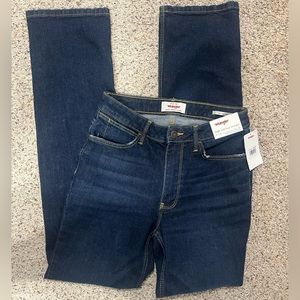 high rise true straight wrangler jeans // size 2/26x32